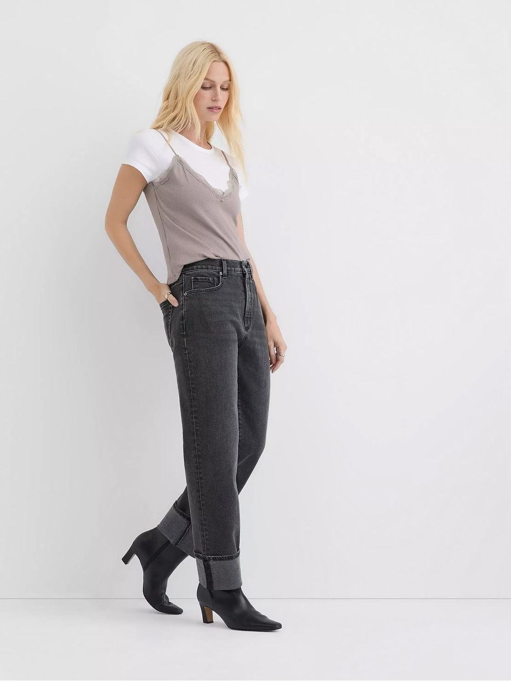 Rivete Cuffed High-Rise Straight Jeans in Noir Wash